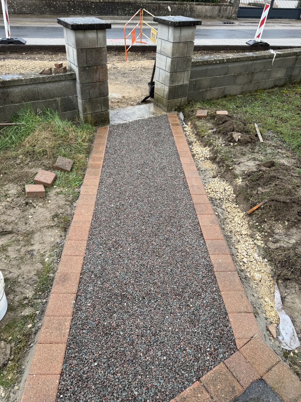 Allée en gravier stabilisé bordée de pavés