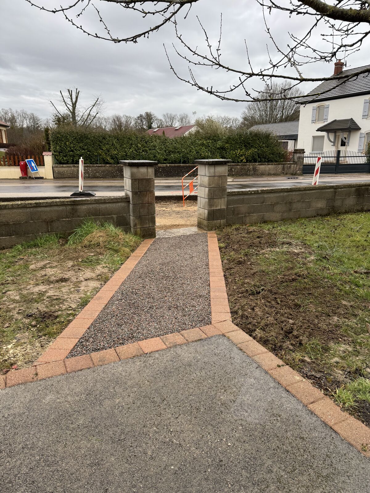 Allée en gravier stabilisé bordée de pavés