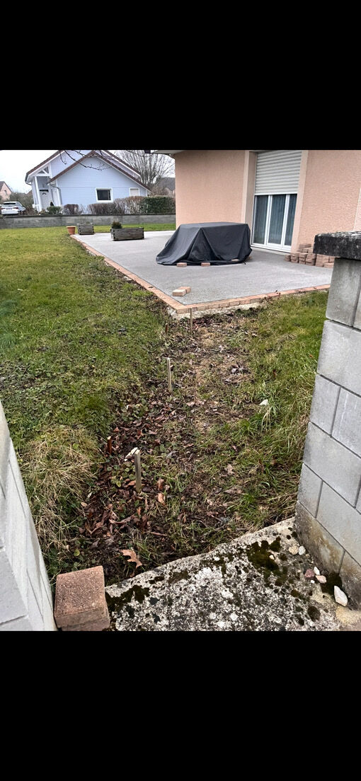 Allée en gravier stabilisé bordée de pavés