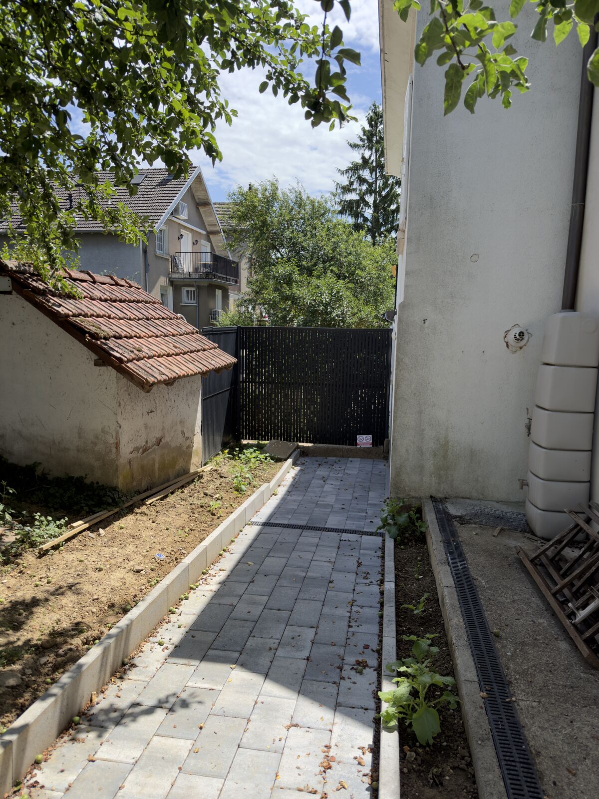Allée pavée le long de la maison — chantier AB Services Travaux