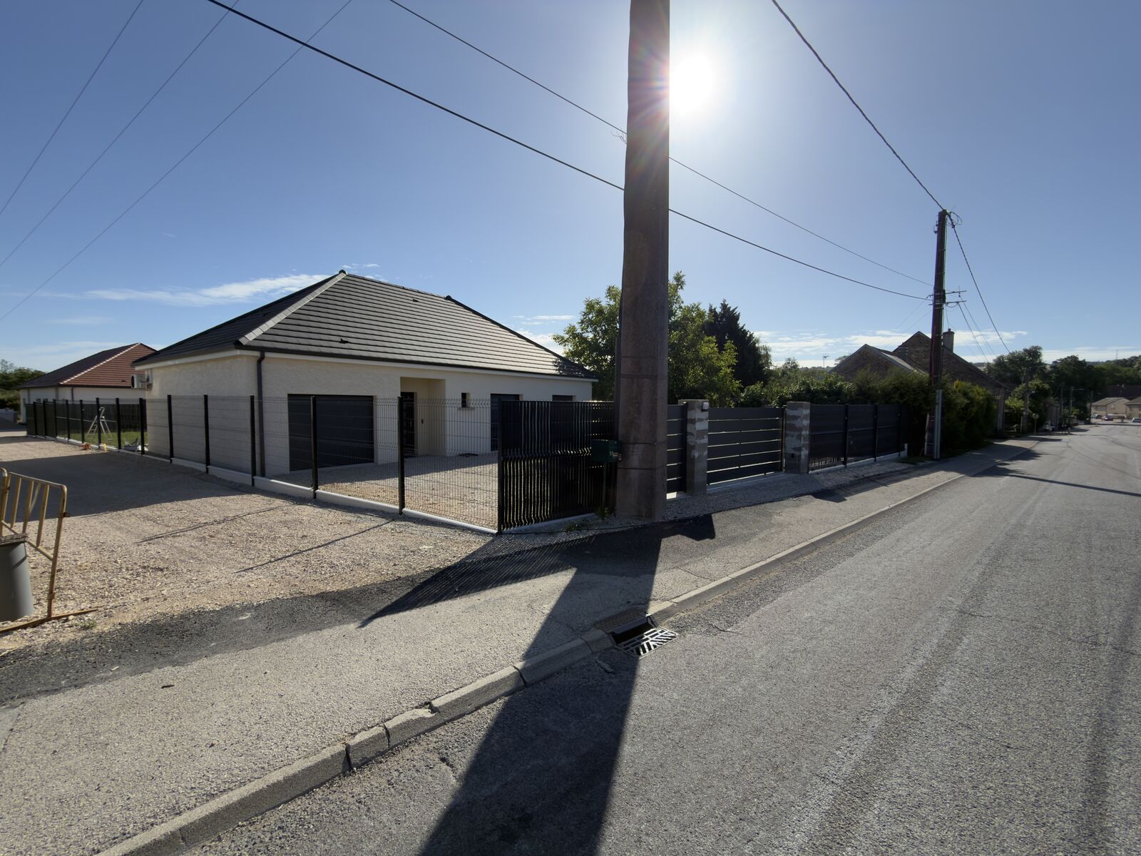 Clôture, portail et seuil